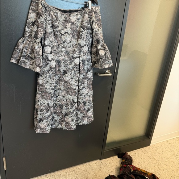 Theia size 8 metallic floral great condition puff sleeved dress - Picture 7 of 13